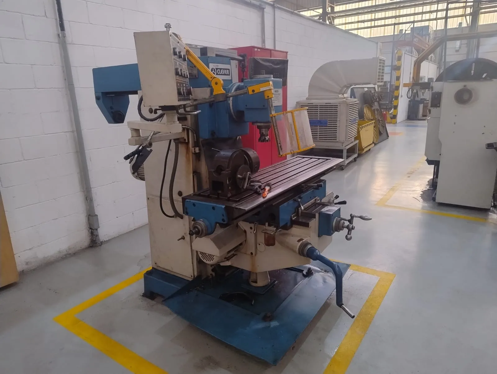 Guilhotina industrial para corte de chapas com proteções